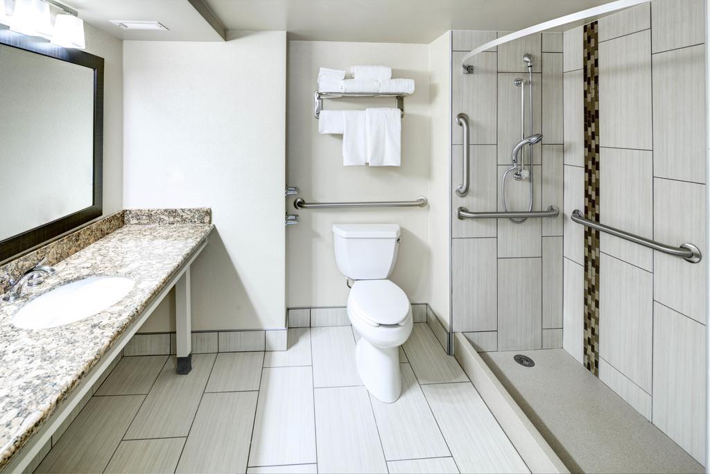 Doubletree By Hilton Madison Downtown Hotel Bagian luar foto